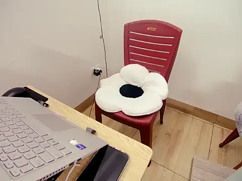 Hanna Mina online show from 11/08/25, 02:01