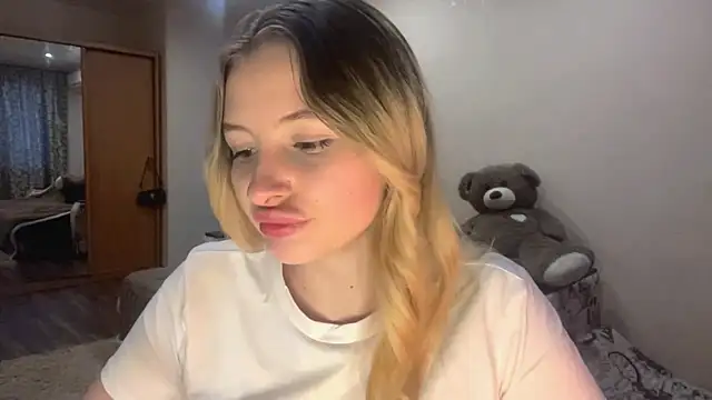 Snapshot of VictoriaMystery chatting on 10/15/25, 02:28 VictoriaMystery online show from 10/15/25, 02:28