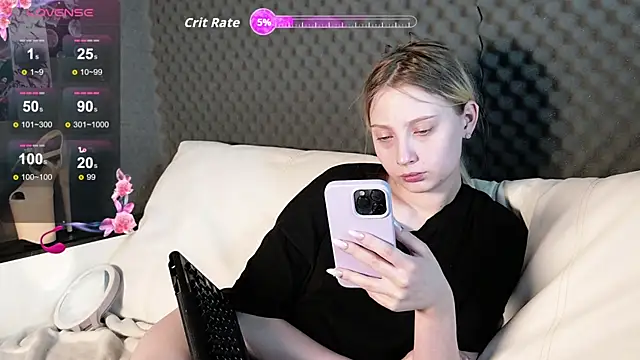 Snapshot of Fluffy_Cloude chatting on 05/06/26, 06:30 Fluffy Cloude online show from 05/06/26, 06:30