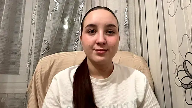 Snapshot of DaisyMolly chatting on 10/27/25, 04:44 DaisyMolly online show from 10/27/25, 04:44
