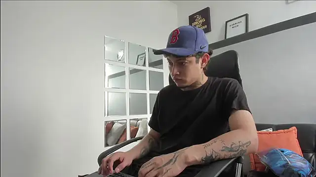 Snapshot of Sky_Wild chatting on 10/30/25, 08:20 Sky Wild online show from 10/30/25, 08:20