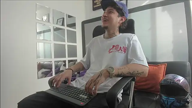 Snapshot of Sky_Wild chatting on 10/31/25, 08:43 Sky Wild online show from 10/31/25, 08:43