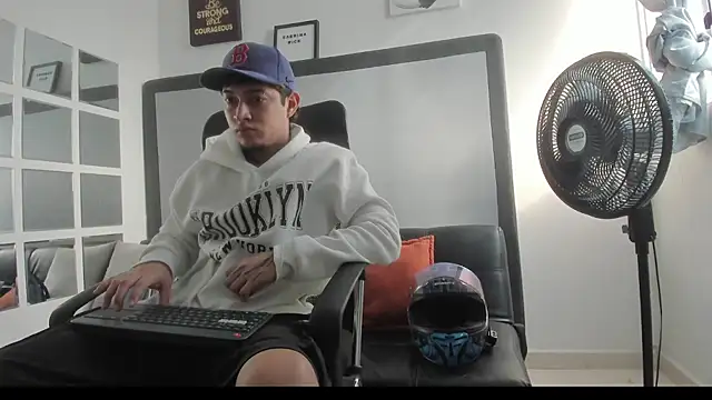 Snapshot of Sky_Wild chatting on 11/02/25, 08:33 Sky Wild online show from 11/02/25, 08:33