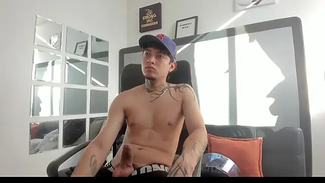 Snapshot of Sky_Wild chatting on 11/04/25, 08:41 Sky Wild online show from 11/04/25, 08:41