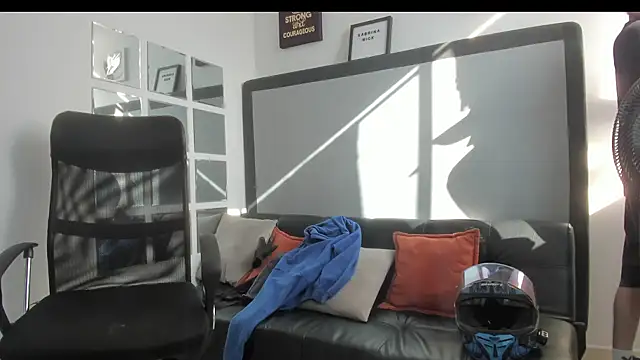 Snapshot of Sky_Wild chatting on 11/05/25, 08:20 Sky Wild online show from 11/05/25, 08:20