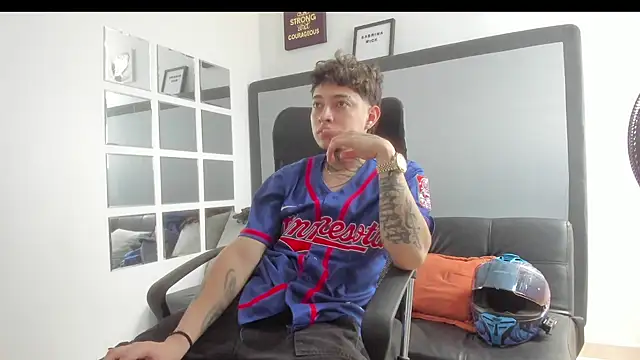 Snapshot of Sky_Wild chatting on 11/06/25, 08:32 Sky Wild online show from 11/06/25, 08:32