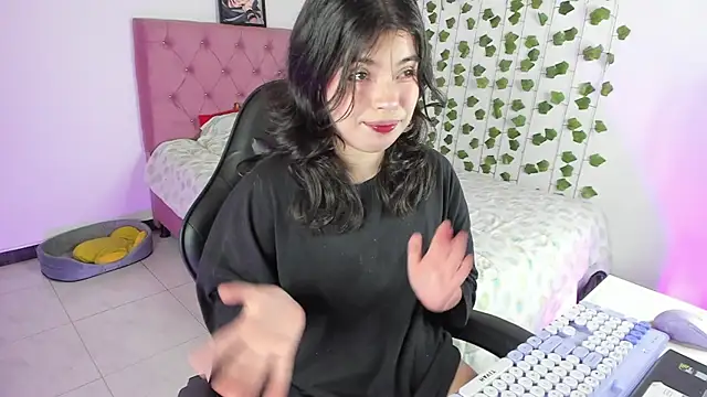 Snapshot of selina_lovers_ chatting on 10/19/25, 02:01 selina lovers  online show from 10/19/25, 02:01