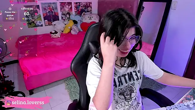 Snapshot of selina_lovers_ chatting on 04/18/26, 03:21 selina lovers online show from 04/18/26, 03:21