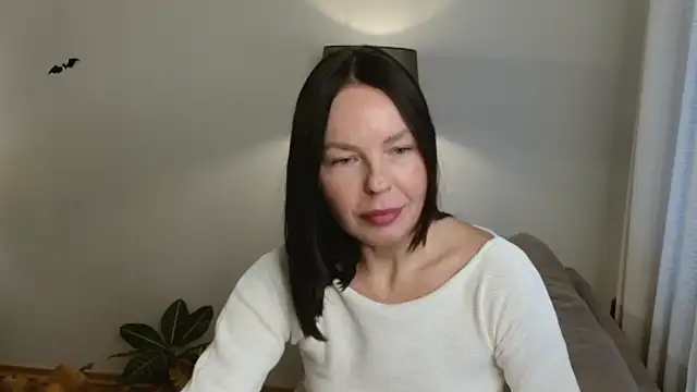 Snapshot of LittleNicolee chatting on 10/21/25, 01:23 LittleNicolee online show from 10/21/25, 01:23