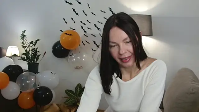 Snapshot of LittleNicolee chatting on 10/26/25, 02:56 LittleNicolee online show from 10/26/25, 02:56