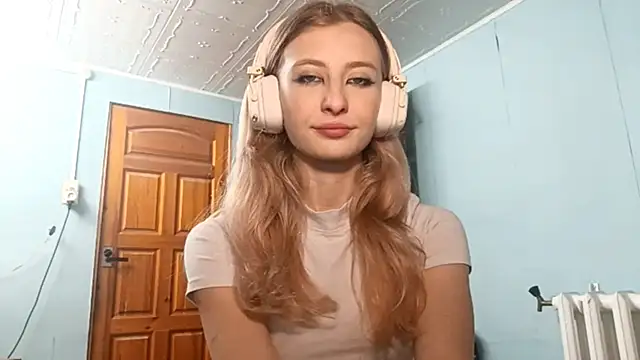 Snapshot of AmeliLia chatting on 10/14/25, 03:02 AmeliLia online show from 10/14/25, 03:02