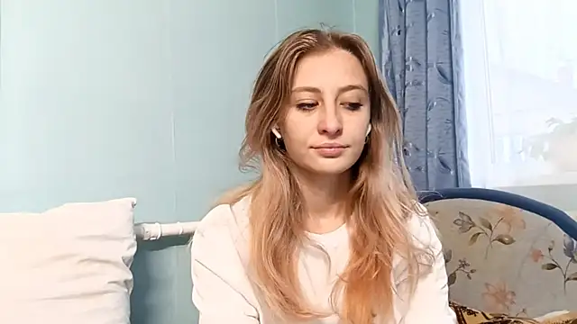 Snapshot of AmeliLia chatting on 10/17/25, 11:13 AmeliLia online show from 10/17/25, 11:13