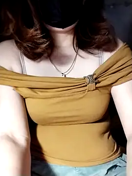 YiyinLy online show from 10/31/25, 09:16