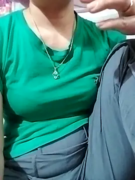 YiyinLy online show from 11/28/25, 05:32