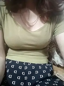 YiyinLy online show from 11/30/25, 09:02