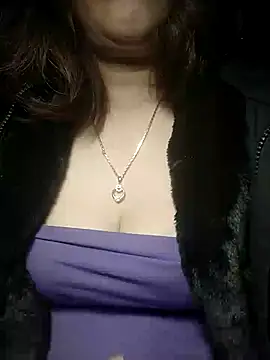 YiyinLy online show from 12/01/25, 07:19