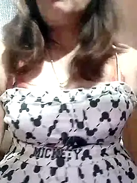 Snapshot of YiyinLy chatting on 02/06/26, 12:41 YiyinLy online show from 02/06/26, 12:41