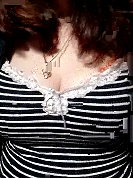 Snapshot of YiyinLy chatting on 02/11/26, 02:49 YiyinLy online show from 02/11/26, 02:49