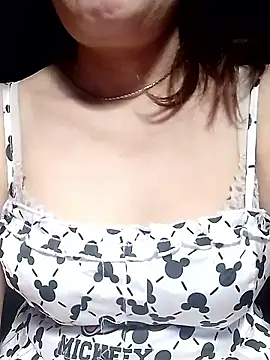 Snapshot of YiyinLy chatting on 05/26/26, 10:06 YiyinLy online show from 05/26/26, 10:06