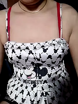 Snapshot of YiyinLy chatting on 07/17/26, 08:57 YiyinLy online show from 07/17/26, 08:57