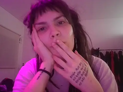 Snapshot of miapink33 chatting on 10/23/25, 01:05 miapink33 online show from 10/23/25, 01:05