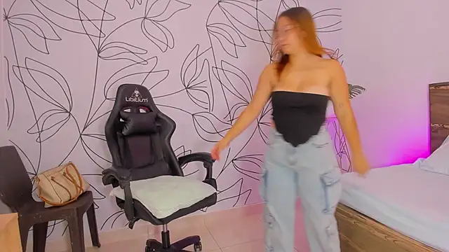 Snapshot of merida_06 chatting on 11/26/25, 10:44 merida 06 online show from 11/26/25, 10:44