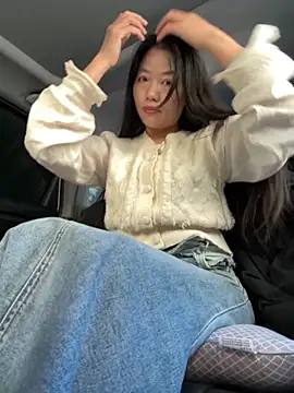 Snapshot of Nini-cn chatting on 10/24/25, 12:52 Nini-cn online show from 10/24/25, 12:52