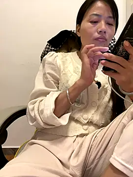 Snapshot of Nini-cn chatting on 10/24/25, 12:56 Nini-cn online show from 10/24/25, 12:56