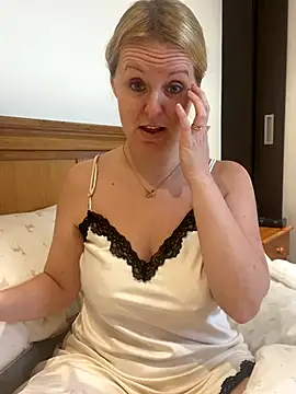 madamlillyrose online show from 11/20/25, 08:36