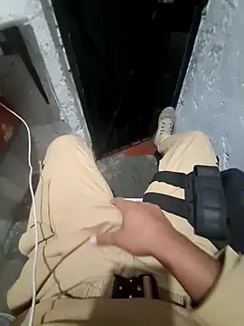 Snapshot of Raczos chatting on 12/15/25, 02:16 Raczos online show from 12/15/25, 02:16