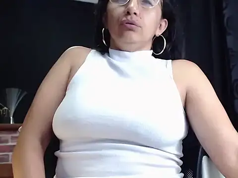 Snapshot of Lucyy_Naugthy chatting on 10/27/25, 12:20 Lucyy Naugthy online show from 10/27/25, 12:20