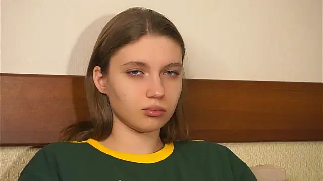 Snapshot of RoslynArcuo chatting on 11/21/25, 08:40 RoslynArcuo online show from 11/21/25, 08:40