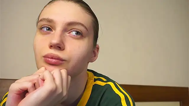 Snapshot of RoslynArcuo chatting on 12/04/25, 08:28 RoslynArcuo online show from 12/04/25, 08:28