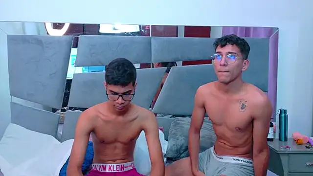 Snapshot of Desire4Duo chatting on 10/18/25, 01:34 Desire4Duo online show from 10/18/25, 01:34