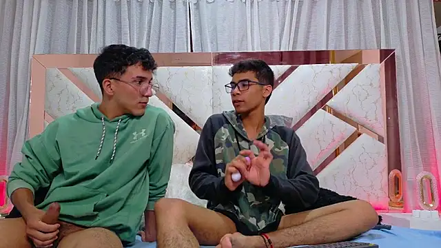 Snapshot of Desire4Duo chatting on 10/25/25, 01:07 Desire4Duo online show from 10/25/25, 01:07