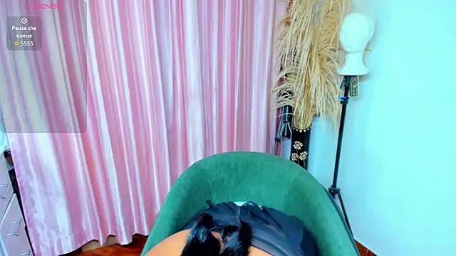 Snapshot of Maximiliano-03 chatting on 10/29/25, 12:57 Maximiliano-03 online show from 10/29/25, 12:57