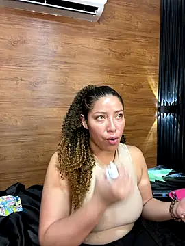 Snapshot of Yvonny27 chatting on 10/28/25, 03:14 Yvonny27 online show from 10/28/25, 03:14