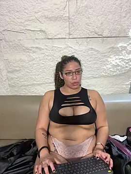 Snapshot of Yvonny27 chatting on 11/02/25, 01:02 Yvonny27 online show from 11/02/25, 01:02