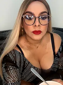 Snapshot of BBWCami_ chatting on 10/17/25, 12:30 BBWCami  online show from 10/17/25, 12:30