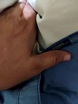 Snapshot of svk_05 chatting on 11/19/25, 01:44 svk 05 online show from 11/19/25, 01:44