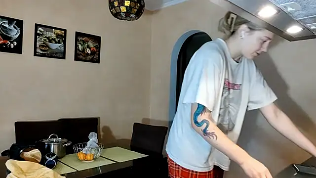 Snapshot of ThomasinaGalvin chatting on 11/09/25, 10:24 ThomasinaGalvin online show from 11/09/25, 10:24