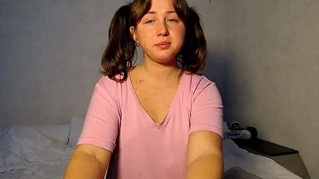 Snapshot of Vivi__Nova chatting on 10/16/25, 10:27 Vivi  Nova online show from 10/16/25, 10:27