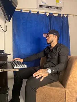 Kylian Alessandro online show from 11/25/25, 11:43