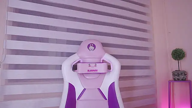 Meggie  online show from 12/03/25, 12:18