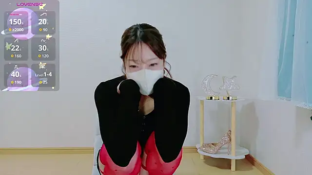 Snapshot of TSUKI_circle chatting on 11/04/25, 02:43 TSUKI circle online show from 11/04/25, 02:43