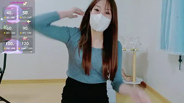 Snapshot of TSUKI_circle chatting on 11/06/25, 02:29 TSUKI circle online show from 11/06/25, 02:29