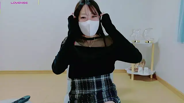 Snapshot of TSUKI_circle chatting on 12/18/25, 02:34 TSUKI circle online show from 12/18/25, 02:34