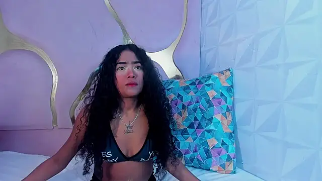 Snapshot of camilaqueenh chatting on 10/21/25, 03:18 camilaqueenh online show from 10/21/25, 03:18