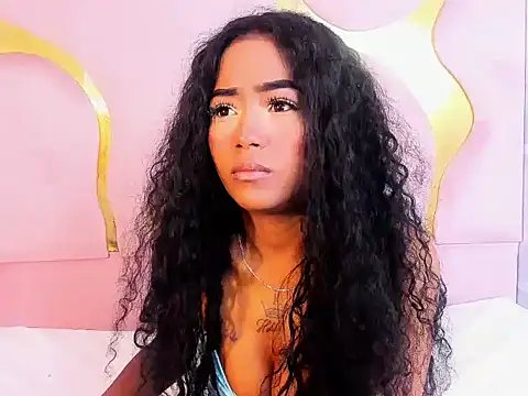 Snapshot of camilaqueenh chatting on 10/23/25, 03:39 camilaqueenh online show from 10/23/25, 03:39