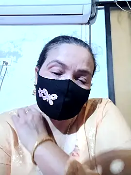 Snapshot of Moyna_1 chatting on 10/17/25, 07:33 Moyna 1 online show from 10/17/25, 07:33
